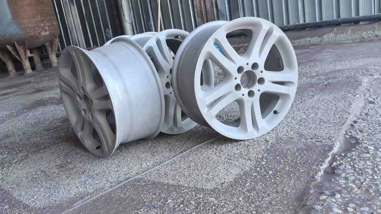 Primena najkvalitetnijih materijala, uz poštovanje svih tehnoloških zahteva procesa bojenja, ostaju skoro bez ikakvih razultata ako se priprema podloge obavi nestručno. Bavimo se profesionalnim peskarenjem. Imamo dugogodišnje iskustvo sa peskarenjem automobila, kamiona, šasija, felni, raznih mašinskih elemanata