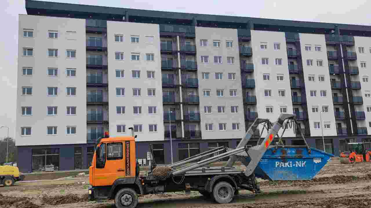 Prevoz građevinskog materijala je naša delatnost koju obavljamo po najpovoljnijim cenama na tržištu. Usluge utovara, transporta i istovara vršimo sa našim savremenim vozilima na teritoriji čitavog Novog Sada. Kontaktirajte nas i obezbedite pouzdan, brz i efikasan prevoz građevinskog materijala na željenu adresu.